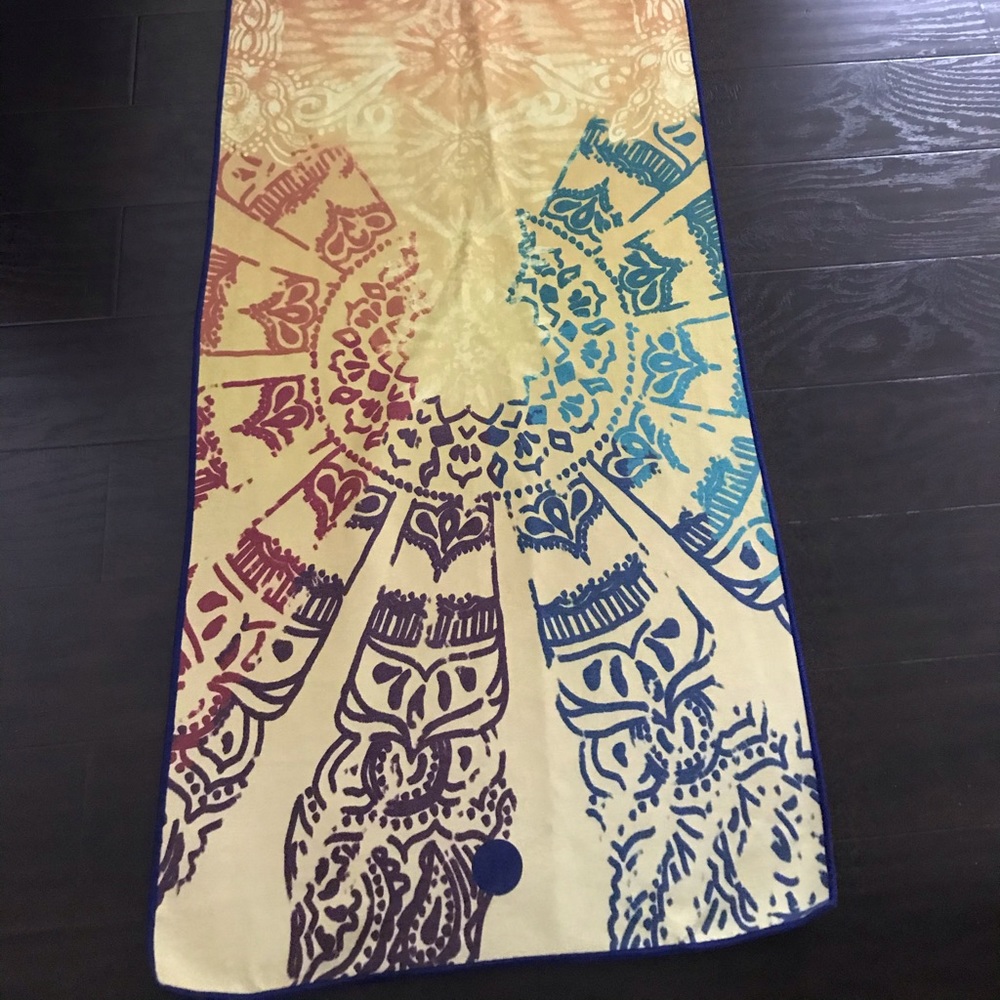 Manduka yogitoes chakra yoga towel